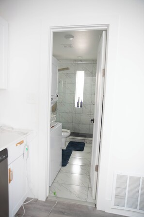 Shower, hair dryer, towels, soap - Sterling Stay – Furnished 1BR in East Dallas for Extended Stays 30+ Days (Dallas)