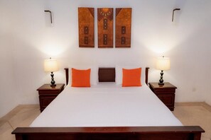 Iron/ironing board, Internet, bed sheets - Deluxe Double Room (Galle)