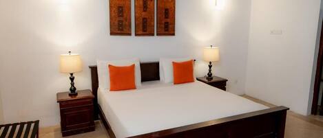 Strygejern/strygebræt, internetforbindelse, sengetøj