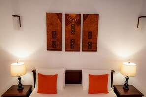 Iron/ironing board, Internet, bed sheets - Deluxe Double Room (Galle)
