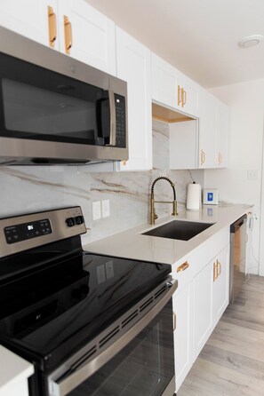 Microondas, horno, placa de cocina, lavavajillas