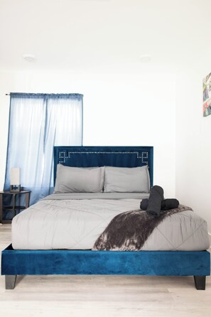 Iron/ironing board, WiFi, bed sheets - Sterling Stay – Modern 1BR in Central Dallas with Free Parking and WiFi (Dallas)