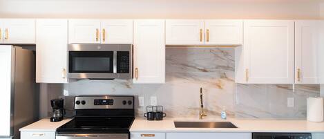 Microondas, horno, placa de cocina, lavavajillas