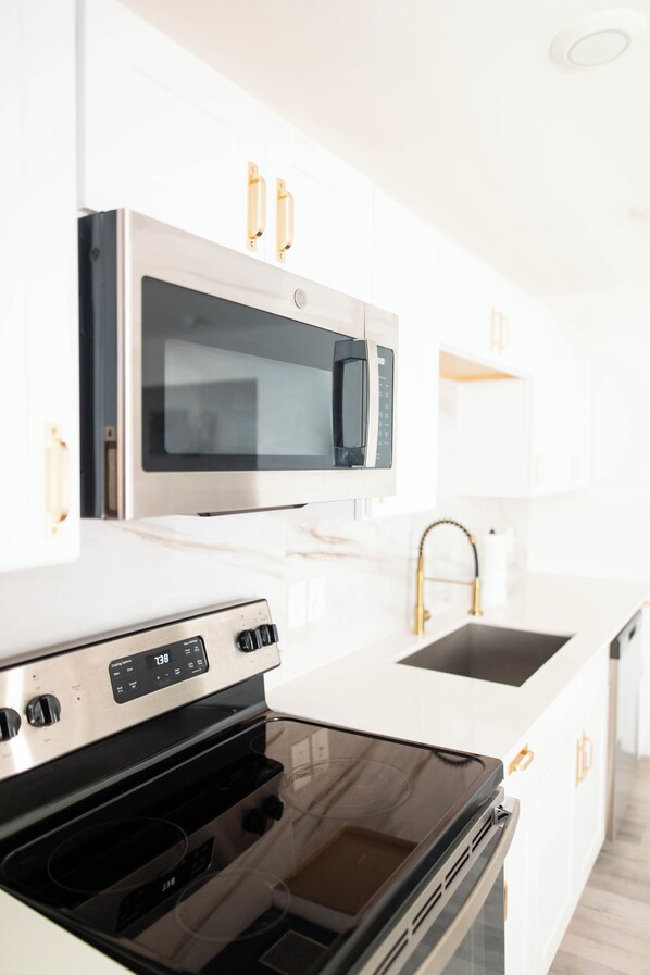 Microwave, oven, stovetop, dishwasher - Sterling Stay – Modern 1BR in Central Dallas with Free Parking and WiFi (Dallas)