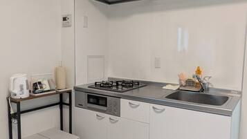 雪櫃、微波爐、電熱水壺、廚房用具/餐具/器皿