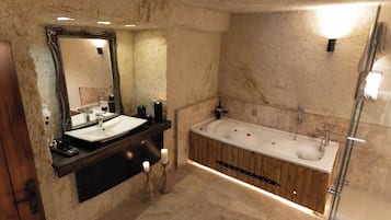 Familieværelse til 4 personer | Badeværelse | Hårtørrer, håndklæder