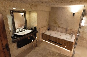 Family Quadruple Room | Bathroom | Hair dryer, towels