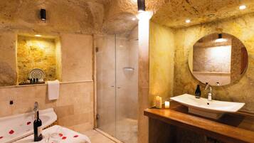 Deluxe Room | Bathroom