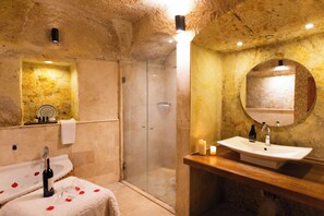 Deluxe Room | Bathroom