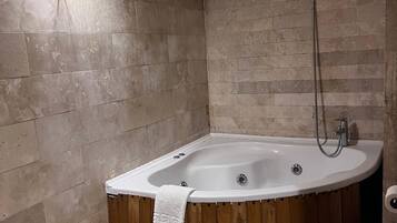 Deluxe Room | Bathroom | Hair dryer, towels