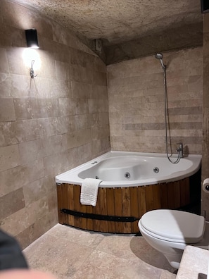 Deluxe Room | Bathroom | Hair dryer, towels
