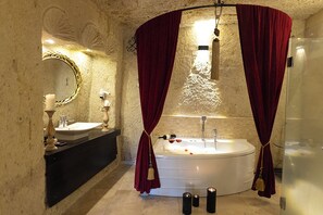 Deluxe Suite | Bathroom | Hair dryer, towels, soap, shampoo - roca cappadocia suites (Ürgüp)