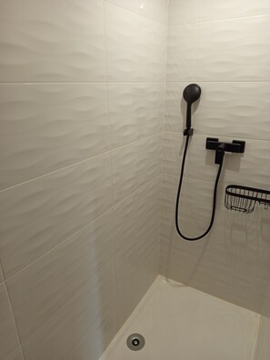 Douche, sèche-cheveux, serviettes fournies, savon