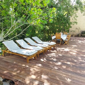 Outdoor dining - Villa Isabelle LEDOGAR (Saint-Paul-en-Forêt)