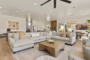 TV, video games - Oasis on the 8th: Private Pool + Golf Course Views (Washington)