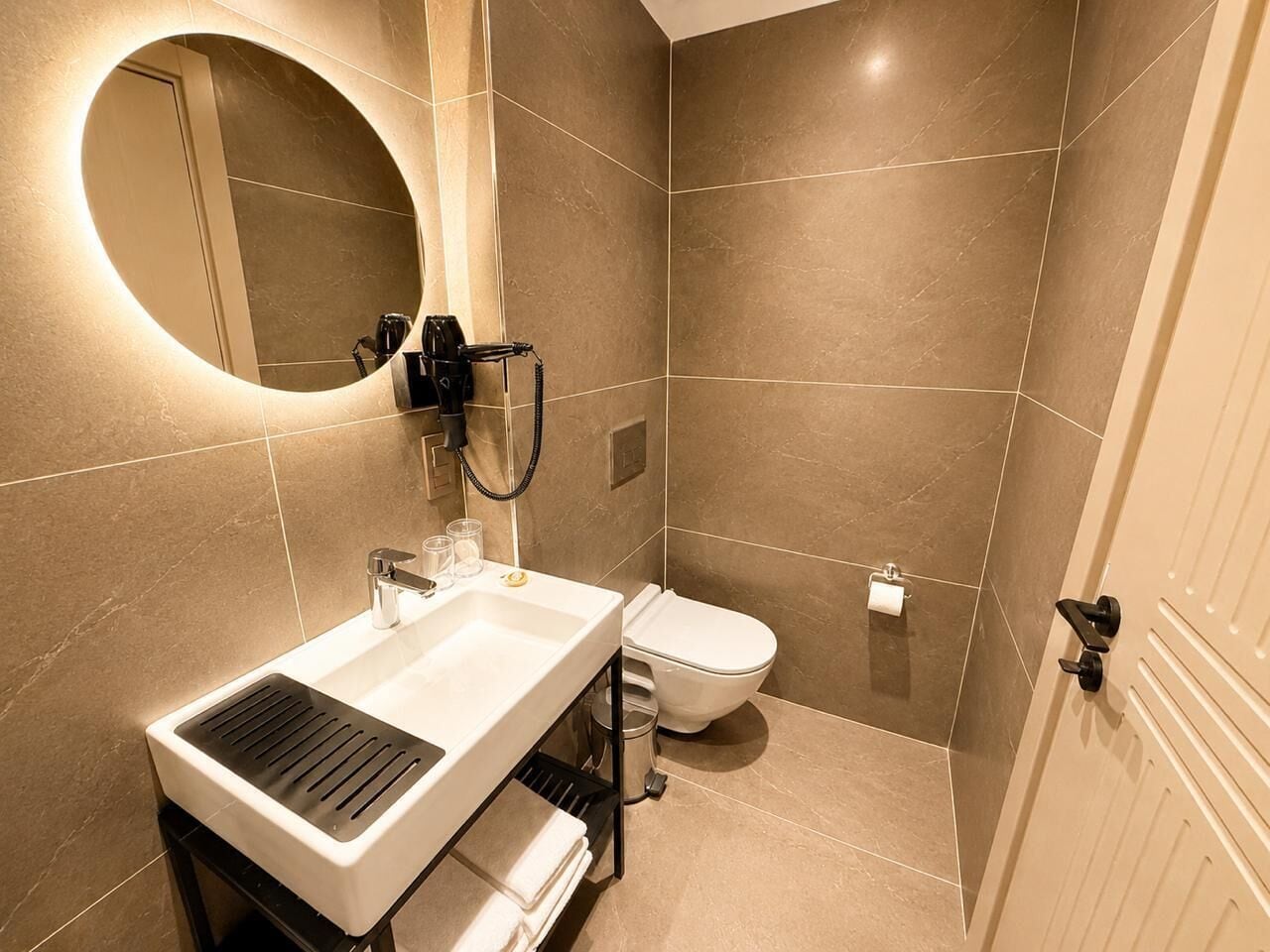 Deluxe Triple Room with Galata Tower View | Bad | Hårføner, bidé, håndklær og såpe