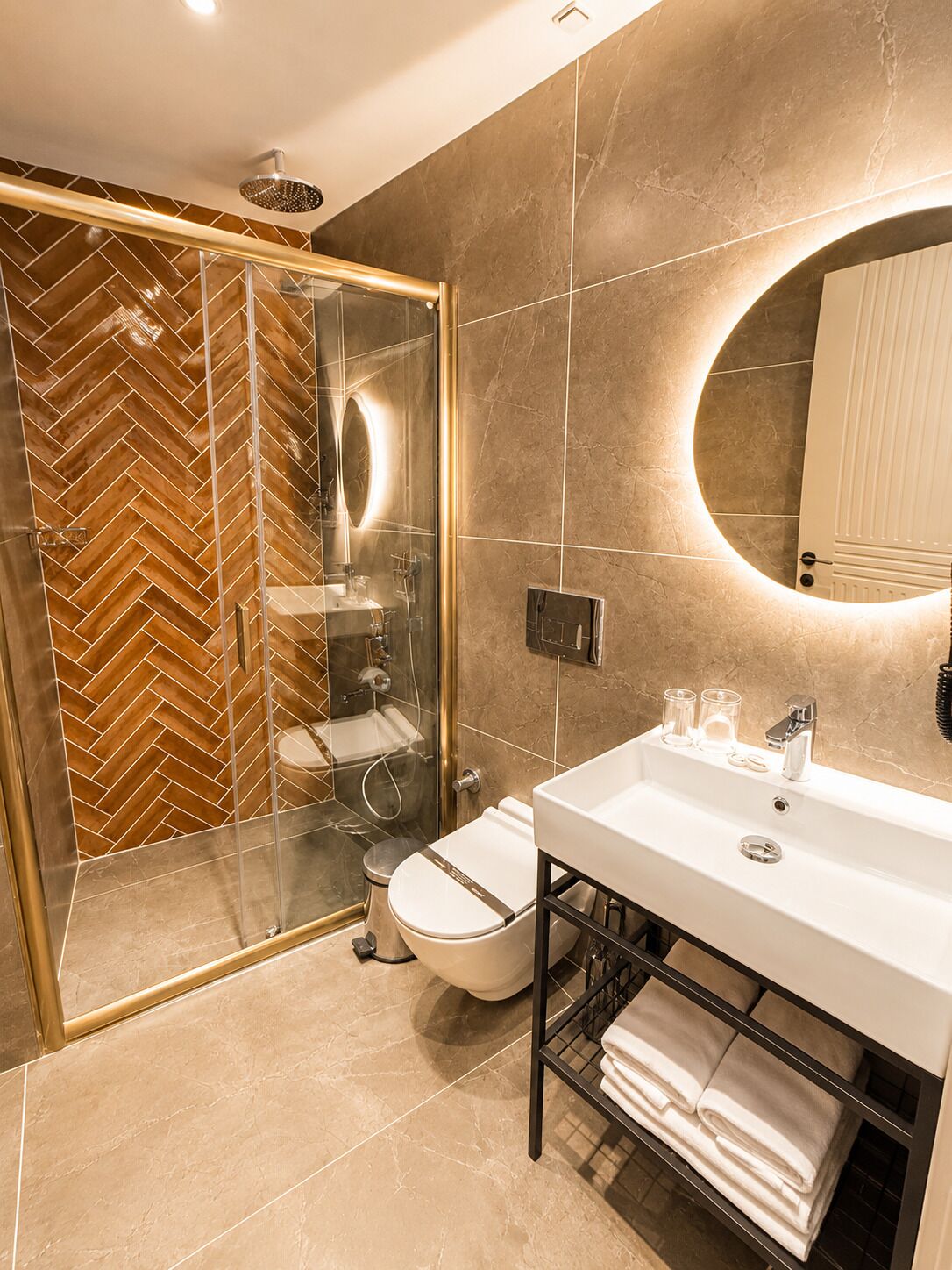 Haartrockner, Bidet, Handtücher, Seife