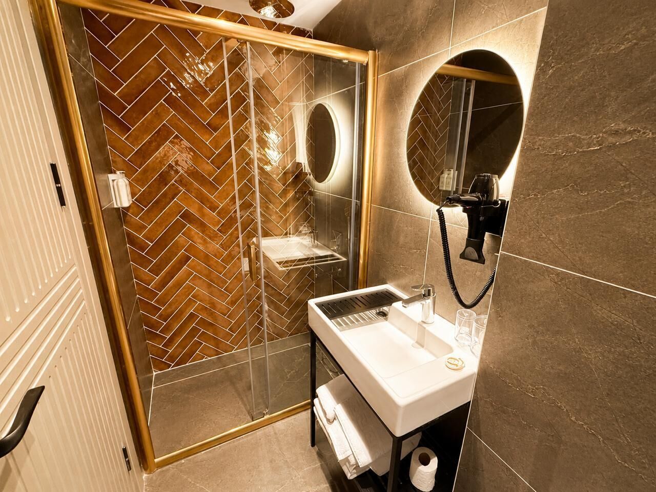 Deluxe Triple Room with Galata Tower View | Bathroom | Hair dryer, bidet, towels, soap