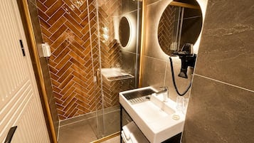 Shower, rainfall showerhead, free toiletries, hair dryer