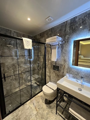 Standard Twin Room, City View | Bathroom - Weingart Karaköy (İstanbul)