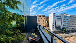 A balcony with a table, chairs, and a view of the cityscape. - The Tram Karakoy (İstanbul)