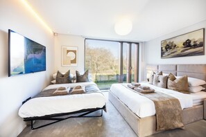 Room - Luxury Eco Mansion in Radlett  Pool, Steam Room, Hot Tub, Cinema & Games Room (Randlett)