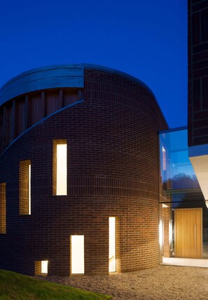 Exterior - Luxury Eco Mansion in Radlett  Pool, Steam Room, Hot Tub, Cinema & Games Room (Randlett)