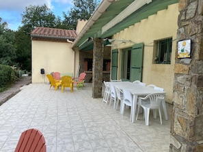 Outdoor dining - Farmhouse with swimming pool, ideal for a quiet vacation with family or friends! (OMS)