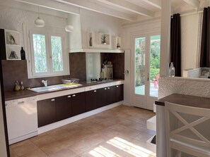 Private kitchen - Farmhouse with swimming pool, ideal for a quiet vacation with family or friends! (OMS)