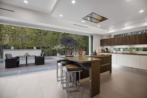 Dining - Colgate Vantage - The House of Views | Rooftop Deck & Hollywood Hills Vistas (Los Angeles)