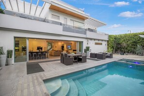 A heated pool - Colgate Vantage - The House of Views | Rooftop Deck & Hollywood Hills Vistas (Los Angeles)