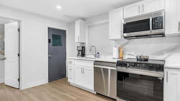 Réfrigérateur, four à micro-ondes, un four, surface de cuisson