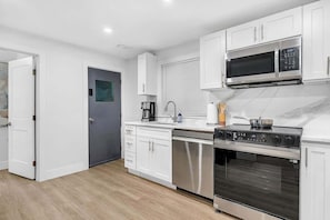 Jääkaappi, mikroaaltouuni, uuni, liesi