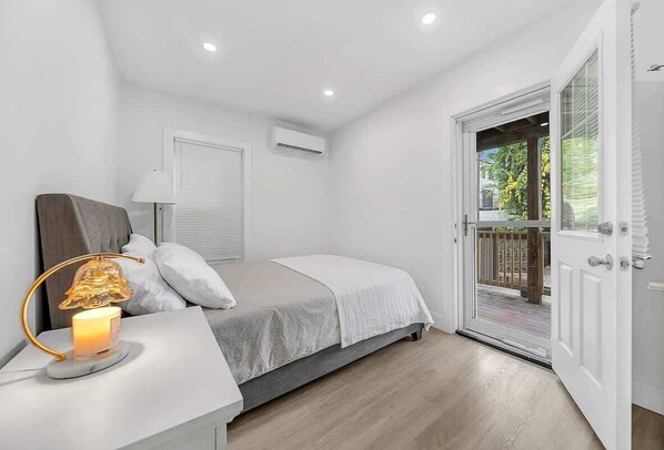 Desk, WiFi, bed sheets