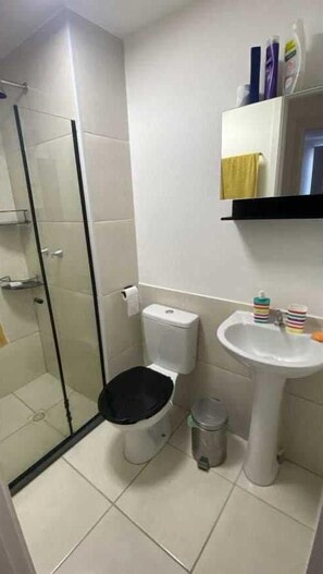 Regadera, toallas, jabón, papel de baño 