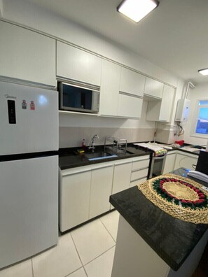 Private kitchen - Apartment with 2 bedrooms, living room, kitchen and bathroom. (Rio de Janeiro)