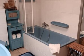 Shower, hair dryer, towels, soap - Cozy apartment in the countryside on the Unterberg (Kössen)