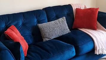 House, 3 Bedrooms | Living room | Books