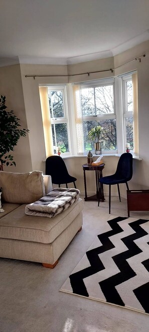 House, 3 Bedrooms | Living area | Books - The Parkview House Wakefield - 31 Tuke Grove not 42 Please (Wakefield)