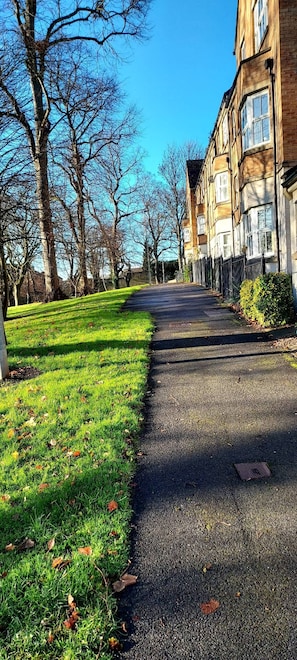 House, 3 Bedrooms | Property grounds - The Parkview House Wakefield - 31 Tuke Grove not 42 Please (Wakefield)