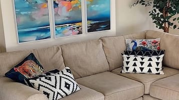 House, 3 Bedrooms | Living area | Books