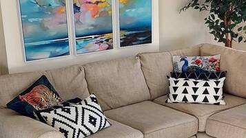 House, 3 Bedrooms | Living area | Books