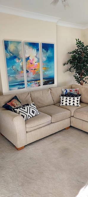 House, 3 Bedrooms | Living area | Books - The Parkview House Wakefield - 31 Tuke Grove not 42 Please (Wakefield)