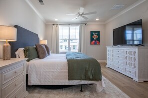 Iron/ironing board, free WiFi, bed sheets - The Henry, 3BR Home by Velvet Ditch Villas (Oxford)