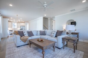 TV - The Henry, 3BR Home by Velvet Ditch Villas (Oxford)