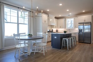 Dining - The Henry, 3BR Home by Velvet Ditch Villas (Oxford)