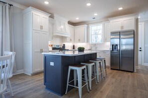 Kylskåp, mikrovågsugn, spishäll och diskmaskin