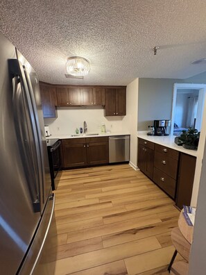 Réfrigérateur, four à micro-ondes, un four, surface de cuisson