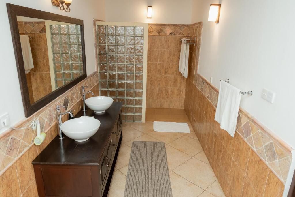 Secadora de cabello, toallas, jabón, papel de baño 
