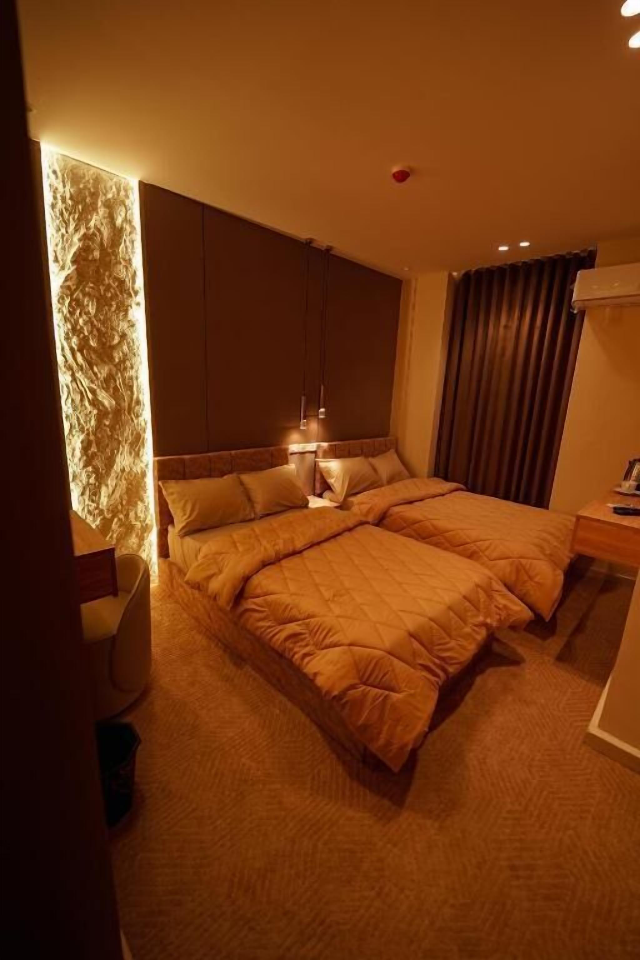 Twin Room, Courtyard View | Desk, laptop workspace, blackout drapes, soundproofing